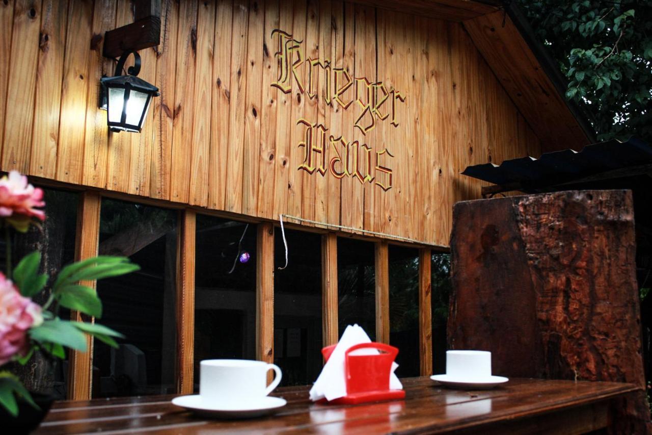 Krieger Haus Hostel Puerto Iguazu Bagian luar foto